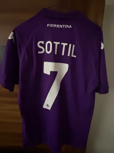 Primera equipación de Riccardo Sottil del ACF Fiorentina 2024/25, vista trasera