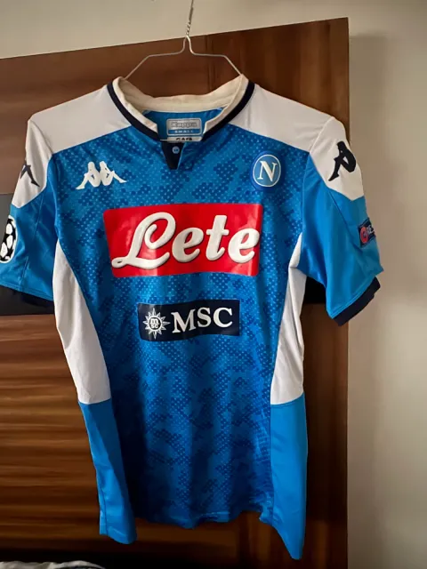 Primera equipación de Hirving Lozano del Napoli 2019/20, vista frontal