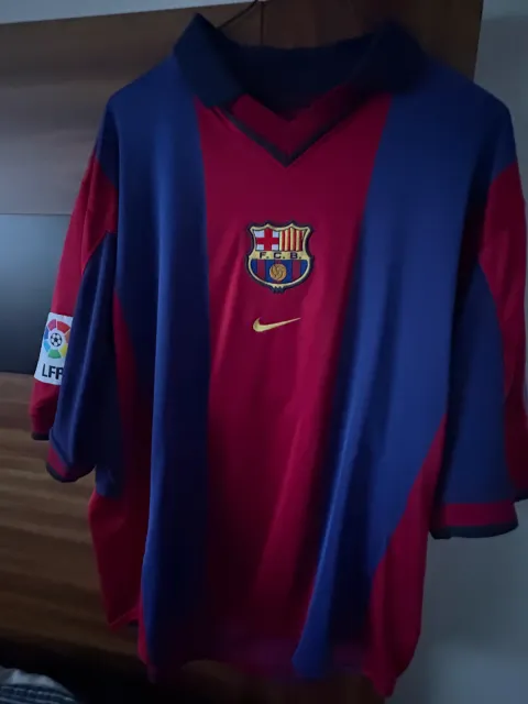 Primera equipación del Barcelona 1998/99, vista frontal