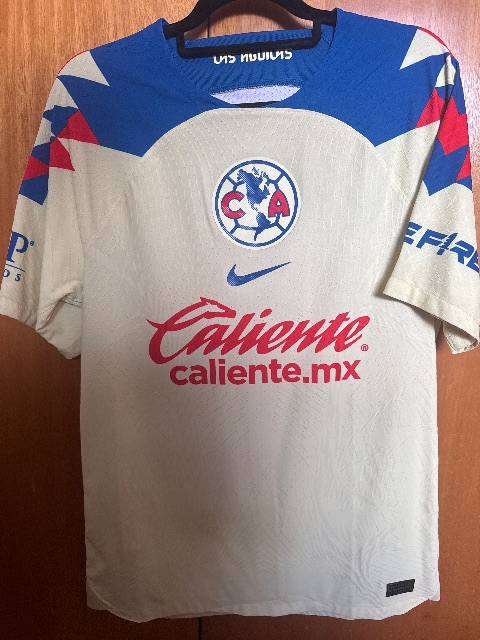 Primera equipación de D.Valdes del América 2023/24, vista frontal
