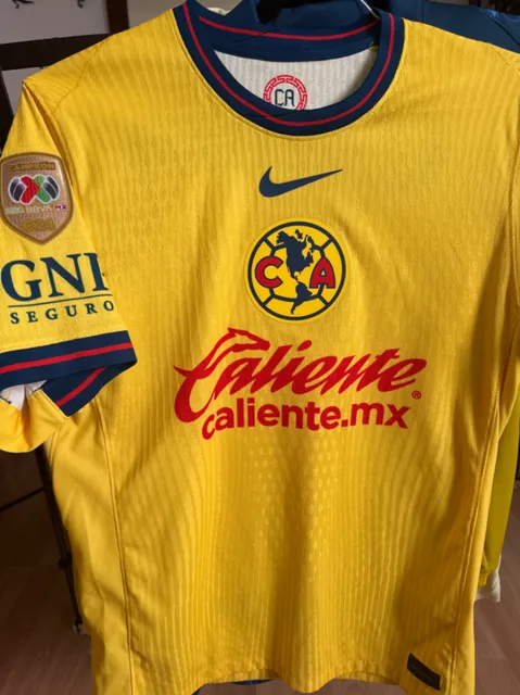 Primera equipación de Henry del América 2024/25, vista frontal