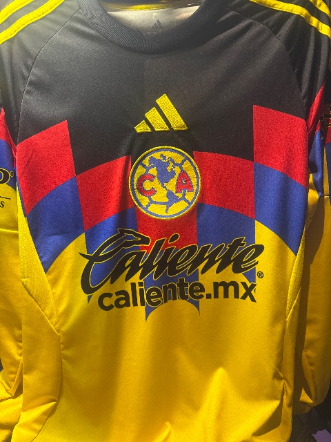 Primera equipación de Henry del América 2025/26, vista frontal