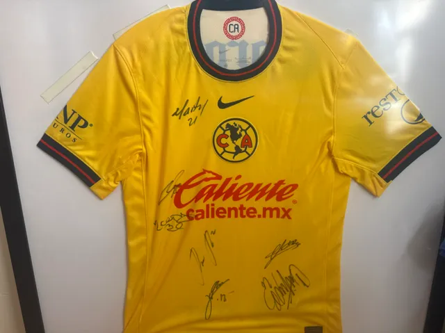 Primera equipación del América 2024/25, vista frontal