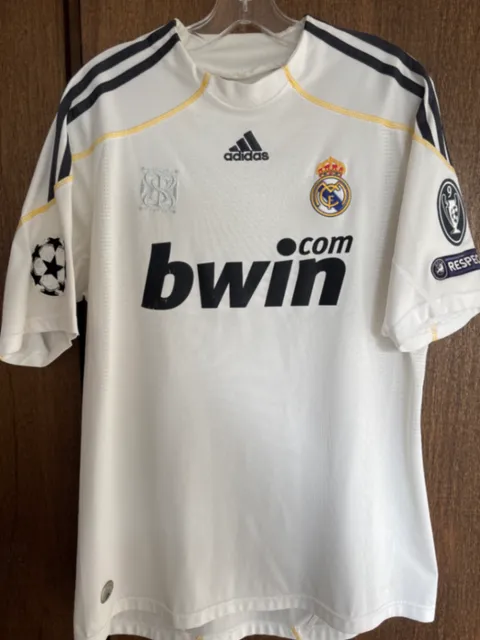 Primera equipación de Ronaldo del Real Madrid 2009/10, vista frontal