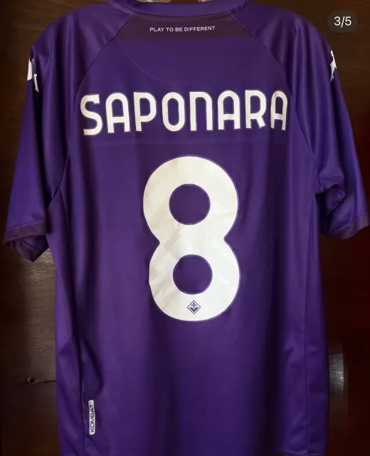 Primera equipación de Riccardo Saponara del ACF Fiorentina 2022/23, vista trasera