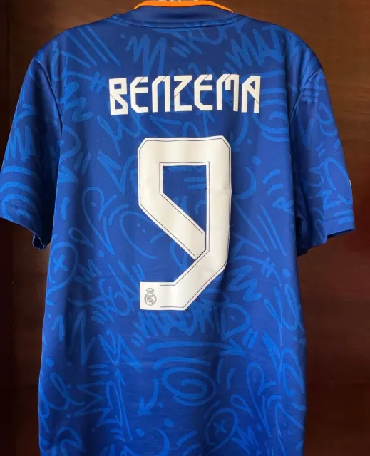 Segunda equipación de Karim Benzema del Real Madrid CF 2021/22, vista trasera