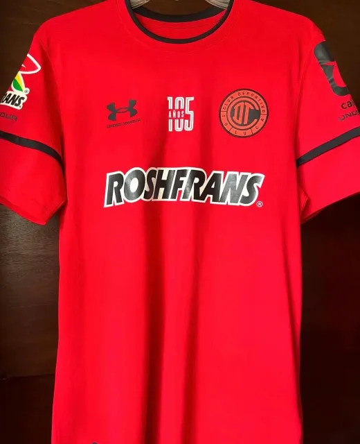 Primera equipación de Camilo Sanvezzo del Toluca 2021/22, vista frontal