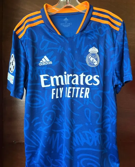 Segunda equipación de Karim Benzema del Real Madrid 2021/22, vista frontal