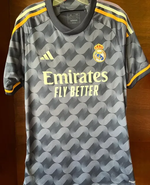 Segunda equipación del Real Madrid 2023/24, vista frontal